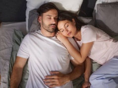 Spanie razem czy osobno? Psycholog wyjaśnia, co to oznacza dla związku