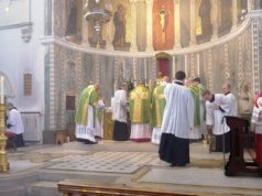 Masowe nawrócenia anglikańskich duchownych na katolicyzm. Wiara za cenę statusu, przyjaźni i majątku