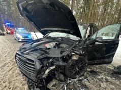 Poważny wypadek. Audi zderzyło się czołowo z nissanem