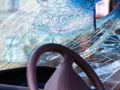 Patent na wybicie szyby może nie zadziałać. Co robić po wypadku?