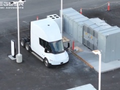Tesla Semi ładuje się z mocą do 1,2 MW . Wcześniej miała starszą wersję gniazda MCS. A Tesla sprzedała 1,636 mln aut w 2025 roku