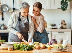 Dieta a demencja. Nowe ustalenia naukowców sugerują, aby zrewidować nawyki żywieniowe