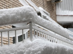 Nieodśnieżony balkon w zimie to spory błąd. Lepiej leć po szufelkę