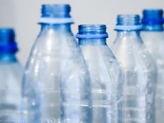 Pijesz wodę butelkowaną? Połykasz mikroplastik. Oto najnowsze badania