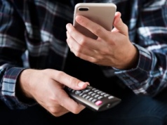 Polacy w przerwie reklamowej sięgają po komórkę. Przyznaje się do tego ponad 77 proc. badanych