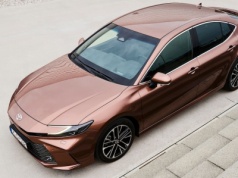 Toyota obniża cenę flagowej limuzyny. Teraz wypada korzystniej od chińskiego „Hondżi”