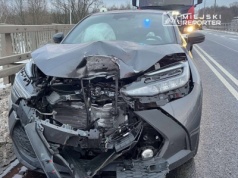 Koło “bliźniak” z ciężarówki czołowo wpadło w dwa auta osobowe