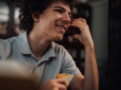 Pokolenie Z nie chce mówić "halo" podczas odbierania telefonu. Jestem zaniepokojona