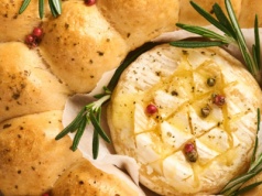 Domowe ziołowe bułeczki pieczone z camembertem. Przepis Karoliny Stolarskiej-Bigos robi wrażenie