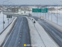 Trudna sytuacja na drogach Warmii i Mazur. "Utrzymuje się błoto pośniegowe"