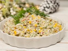 Szybka sałatka z paluszkami krabowymi i ryżem. Sprawdzony przepis na ostatnią chwilę