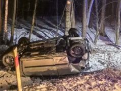 Tragiczny wypadek na DW835. Seat na wysokości kilku metrów uderzył w drzewo