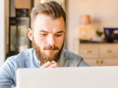 Gdy choroba lub rodzicielstwo przerywa pracę w gospodarstwie. Sprawdź, jakie świadczenia z KRUS-u