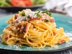 Spaghetti carbonara z kaziukiem. Klasyka z polskim twistem