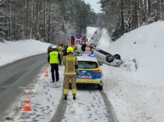 Dramatyczny wypadek na DK16. Samochód uderzył w inne auto i dachował w rowie