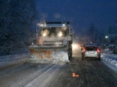 Atak zimy na Pomorzu. Zasypanych wiele dróg, jest apel policji