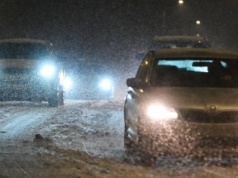 Atak zimy na Pomorzu. Zasypane drogi, samochody utknęły w śniegu