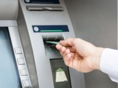 Znany bank wprowadza zmiany. W te dni nie wypłacisz gotówki w okienku