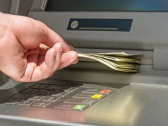 Uważaj na to, gdy wypłacasz pieniądze z bankomatu. Konsekwencje mogą być opłakane