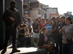 Caracas po uprowadzeniu Maduro. Kolejki do sklepów i uzbrojone patrole