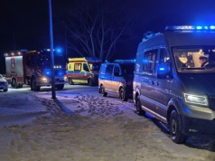 O północy z impetem wjechali w bramę (ZDJĘCIA)