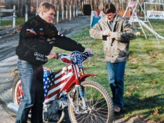 Żużel. Wspiera Wilki Krosno z… Ameryki! Obok domu wybudował tor (ZDJĘCIA)