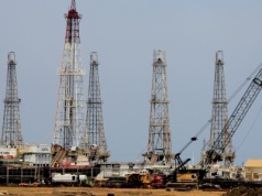 Ceny ropy spadły po ataku USA na Wenezuelę. Niepewność na rynku paliw