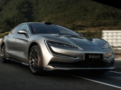 BYD Yangwang U7. Ma baterię 135,5 kWh, dostanie też 150 kWh i stanie się ciut lżejszy. Tylko Chiny, tanio nie będzie