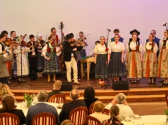 Folklorystyczne „Po Kolyndzie” Zespołu Pieśni i Tańca Olza. Publiczność wysłuchała trzech kapel oraz grupy śpiewaczej zespołu