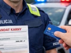 Masz kartę lub telefon? Mandat zapłacisz od ręki – policja zostawia to rozwiązanie na dłużej