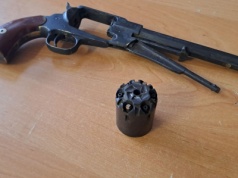 Trzej mężczyźni zatrzymani po włamaniu w Puławach. Grozili kobiecie i ukradli leki