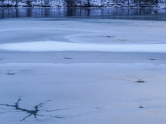 Lód na jeziorach i rzekach bywa zdradliwy. Nie ma mowy o bezpiecznym wchodzeniu na taflę