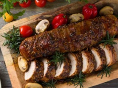 Złocista polędwiczka wieprzowa w sosie teriyaki z piklami z ogórka