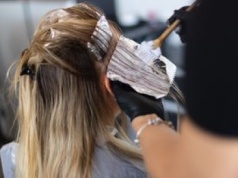 "Pasemka" odeszły do lamusa. Poproś fryzjera o color melting