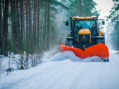 Czym odśnieżać? Dostępność i oferta pługów i odśnieżarek