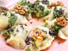 Pierogi ruskie, orzechy włoskie, fasolka po bretońsku. Skąd się wzięły te 