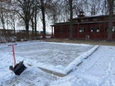 Liczy się inicjatywa i chęci do działania. W Jastkowie znów powstało parafialne lodowisko