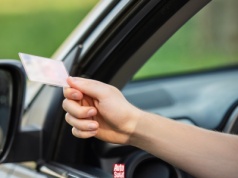 Te dokumenty trzeba mieć ze sobą w samochodzie. Nie zawsze wystarczy mObywatel