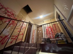 Kuje ściany, rozwala klatkę, straszy sąsiadów. Mieszkańcy bloku w Nowej Hucie bezradni wobec agresywnego lokatora (Galeria)