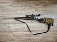 Akcja policji pod Skierniewicami. 54-latek chodził po ulicy z bronią. Miał też kamizelkę taktyczną