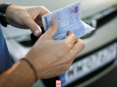 Kupiłeś samochód używany? Nie możesz zapomnieć o tej deklaracji. Kary za brak OC to przy tym nic