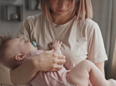 Kiedy dziecko płacze, dorosła matka reaguje ciałem. Inaczej jest z nastoletnią mamą