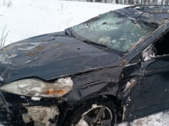 Rząsiny: chłop, którego trzymał jeszcze szampan, miał wypadek i holował auto, ciągnąc je na dachu