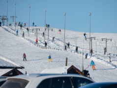 Nie musisz jechać w góry, żeby pojeździć na nartach. Tu odpoczniesz na plaży i nie przepłacisz