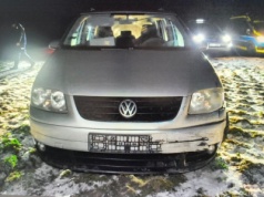 Nieudany pościg. 16-latek ominął policyjne blokady, staranował radiowóz i uciekł