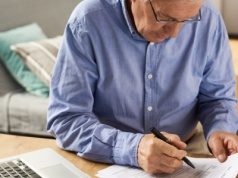 Praca po emeryturze bez podatków? Sprawdź, ile zostaje w kieszeni