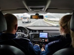 Gdy policjant zajrzał do auta, mocno się zdziwił. Szybko się domyślił