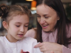 Nie pytaj o to, jak było w szkole. Zastąp je 7 pytaniami, które rozwiążą dziecku język