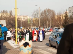 Uliczne jasełka, czyli czym jest Orszak Trzech Króli w dniu 6 stycznia. Fotorelacja z przemarszu ulicami Podłęża