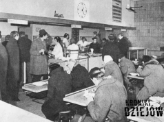 Sztućce na łańcuchu, leniwe i nieuprzejma obsługa. Fenomen barów mlecznych w PRL